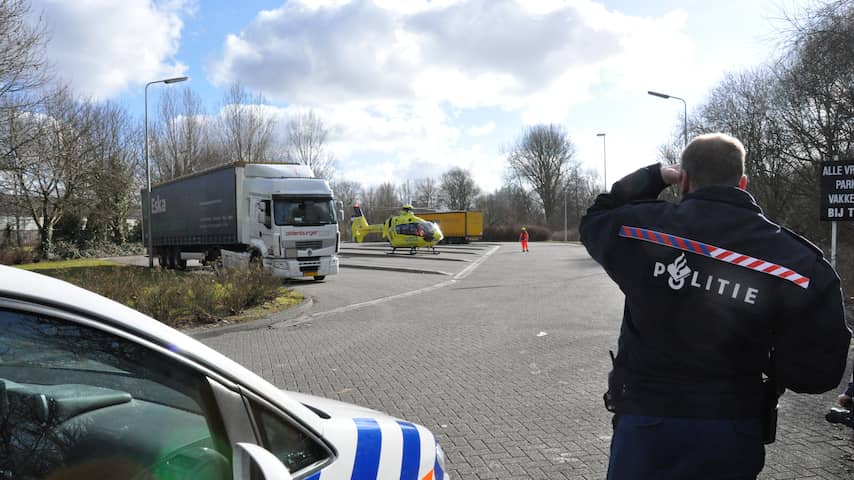Agent kijkt hoe traumahelikopter opstijgt in Hoogezand