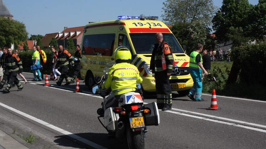 Auto belandt na aanrijding in gracht