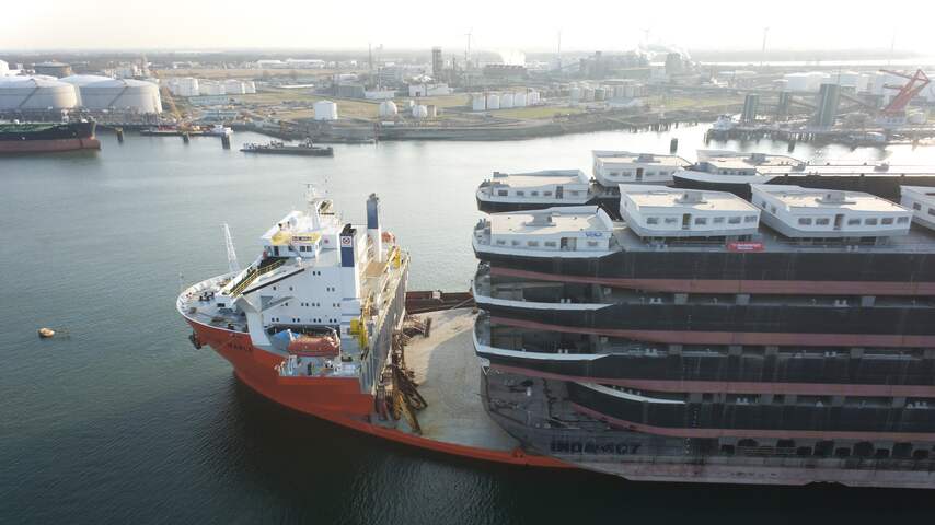 Transportschip Blue Marlin ligt in Rotterdam (luchtfoto)