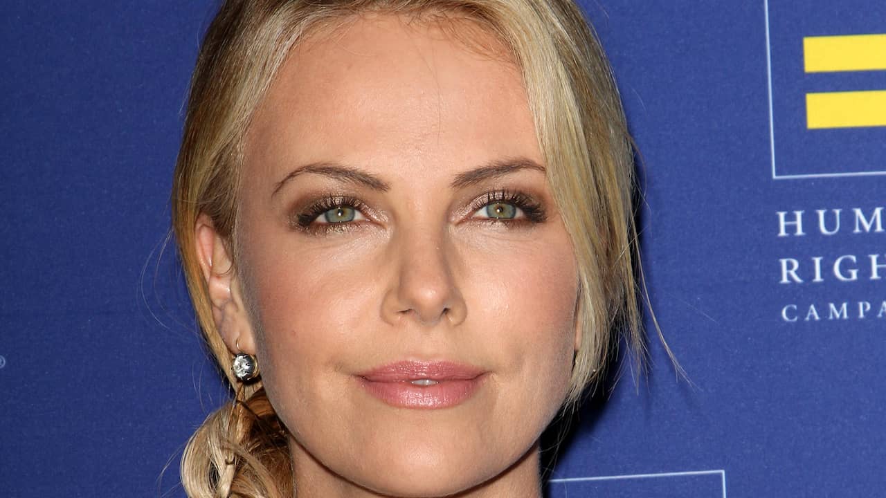 Charlize Theron zit in bitch-fase | Achterklap | NU.nl