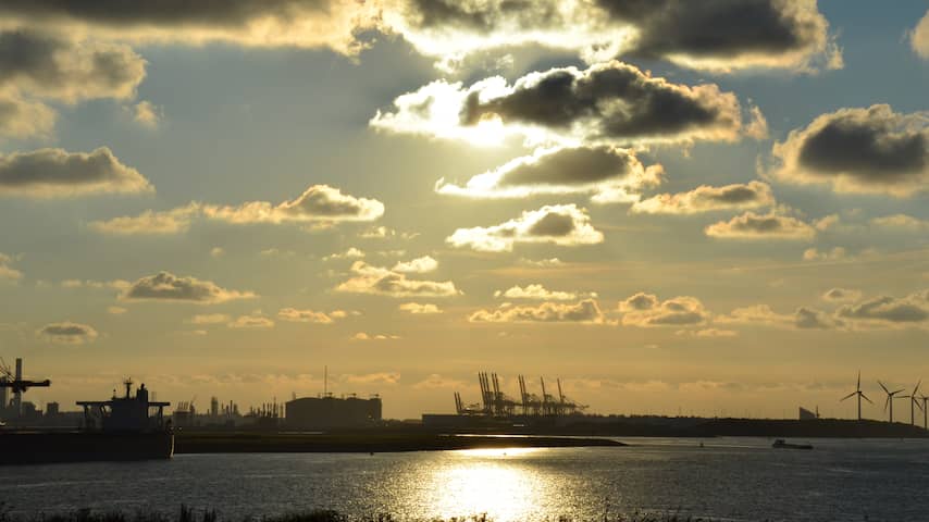 Mooie lucht boven de haven van Rotterdam