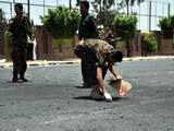 De forensische opsporingsdienst verzamelt bewijs, na de zelfmoordaanslag in Sanaa, in Jemen.