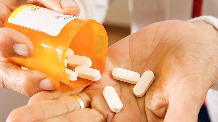 bejaard ouderen pillen medicijnen alzheimer dementie