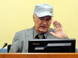 Tot verbazing van de Nederlandse voorzitter van de drie rechters, Alphons Orie, noemde Mladic een andere geboorteplaats en geboortedag en -jaar dan de rechters in hun documenten hadden staan.