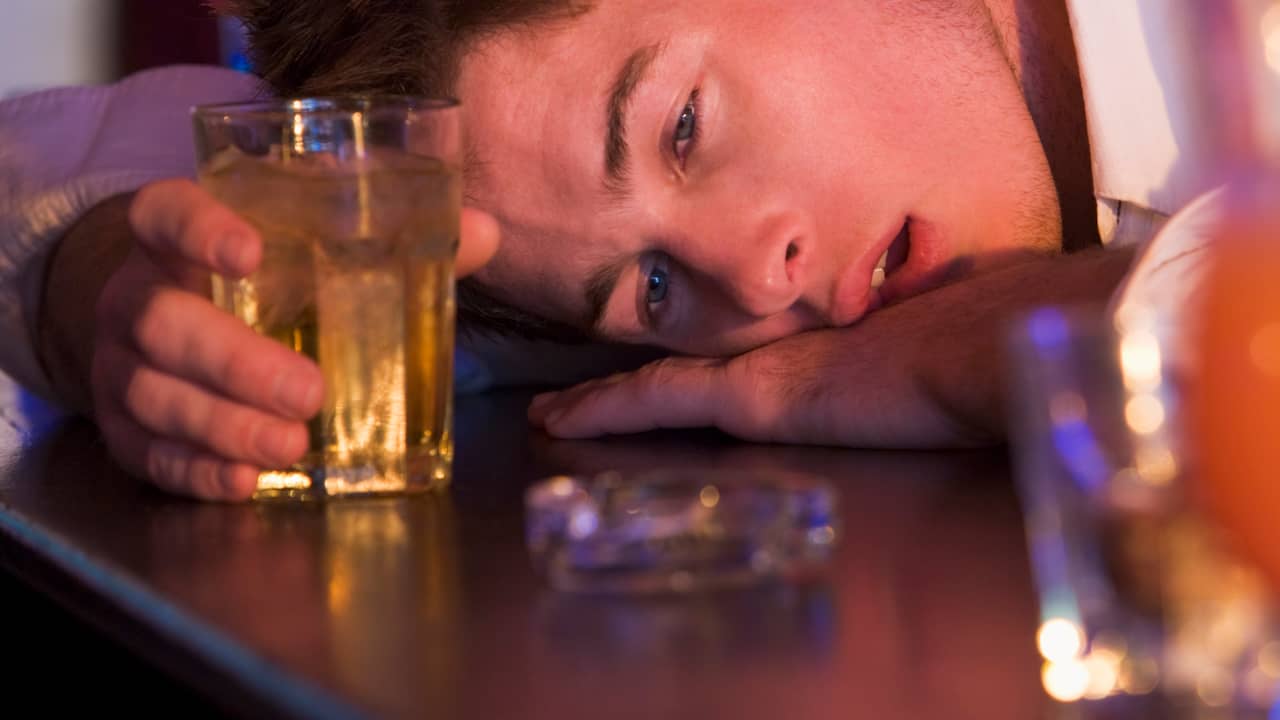 10 дней после запоя. Запойный алкоголизм. Человек в запое. 10 дней после запоя. Фото запойных алкоголиков.