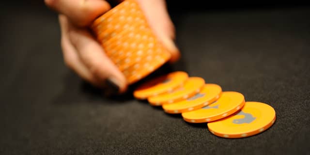 Politie valt Rotterdams pand binnen en betrapt achttien gokkers op heterdaad.