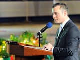 De nieuwe premier van Curacao, Gerrit Schotte, spreekt de gasten en het publiek toe tijdens de ceremonie rondom de opheffing van de Nederlandse Antillen. 