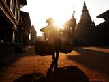 Een Nepalese man draagt potten met klein in de stad Bhakatpur, in het zuidoosten van Kathmandu. Die stad staat bekend om zijn fijne architectuur en keramiek.