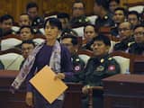 Suu Kyi werd wereldberoemd door haar verzet tegen de machthebbers, die haar partij jarenlang verboden en de oppositieleidster onder huisarrest plaatsten.