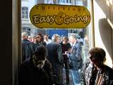 Koffieshop Easy Going in Maastricht is dinsdagochtend om 11.00 uur alsnog voor iedereen opengegaan. Koffieshophouder Marc Josemans probeert zo een juridische procedure uit te lokken. "De minister verplicht ons om te discrimineren, en dat is een schending van artikel 1 van de grondwet, zei hij.