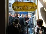 Koffieshop Easy Going in Maastricht is dinsdagochtend om 11.00 uur alsnog voor iedereen opengegaan. Koffieshophouder Marc Josemans probeert zo een juridische procedure uit te lokken. "De minister verplicht ons om te discrimineren, en dat is een schending van artikel 1 van de grondwet, zei hij.