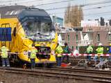 In Amsterdam worden de twee treinen weggesleept die gisteren frontaal op elkaar zijn gebotst. Als eerste werd de lichtere Sprinter weggehaald, daarna is het de beurt aan de intercitytrein. 