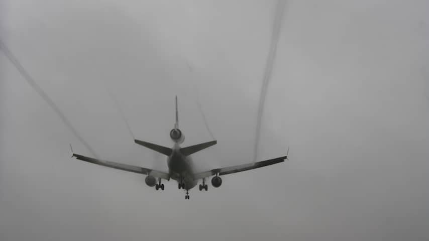 Landing Vliegtuig in Regen, Schiphol