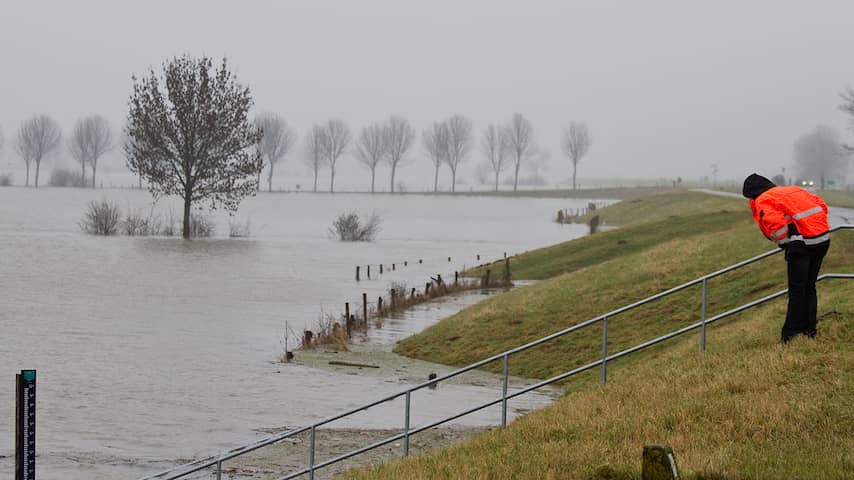 Dijken worden gecontroleerd langs de IJssel
