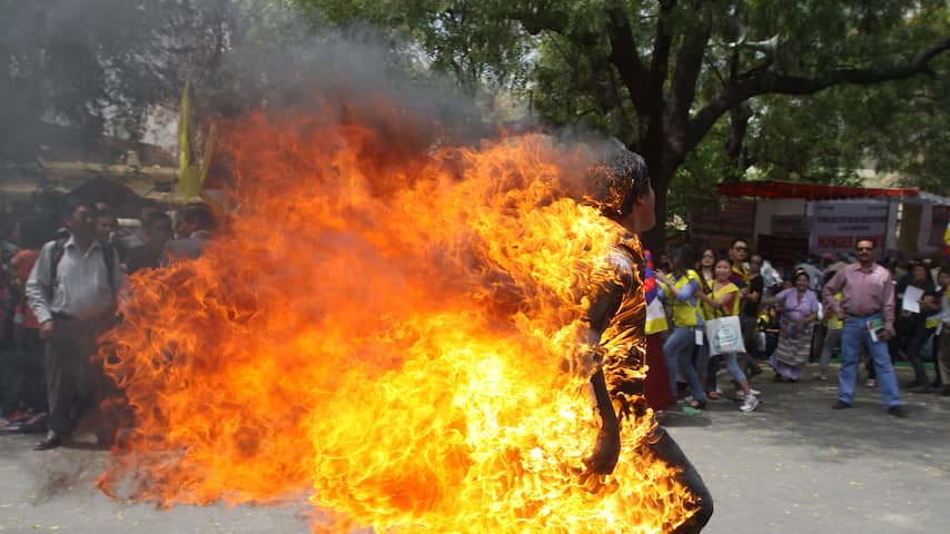Tibetaan steekt zich in brand in India