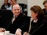 Breivik in gesprek met zijn advocate Vibeke Hein Baera.