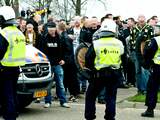 Vitesse verslaat NEC in het Gelredome met 2-1. Buiten zwaaien de Vitesse supporters de NEC fan uit als ze met bussen terug naar Nijmegen rijden. De politie, met ME en honden stond tussenbeide om confrontaties te voorkomen.