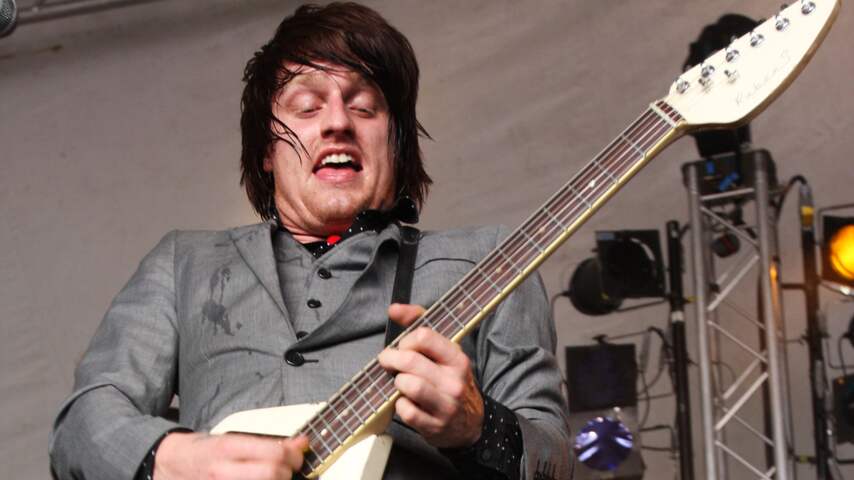 Zanger en gitarist Spike van de Haagsche band The Deaf @ Lowlands 2011