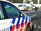 Op de snelweg A2 (Utrecht-Amsterdam) is zaterdagochtend bij een achtervolging door de politie een dode gevallen. Een auto die op de vlucht was, botste bij Abcoude op een file. 