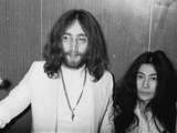 24 maar 1969 Beatle John Lennon en Yoko Ono zijn vanuit Parijs aangekomen in het Amsterdamse Hilton Hotel, waar zij een gedeelte van hun huwelijksreis zullen doorbrengen.