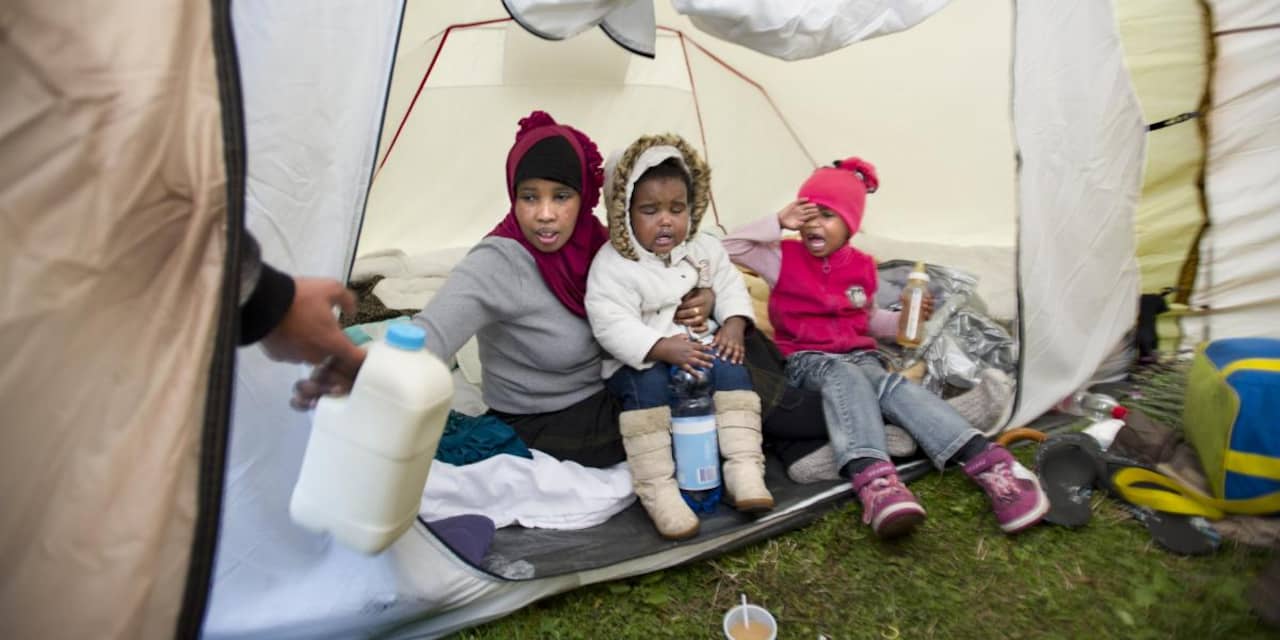 Extreemrechtse groep sluit vluchtelingen Amsterdam op