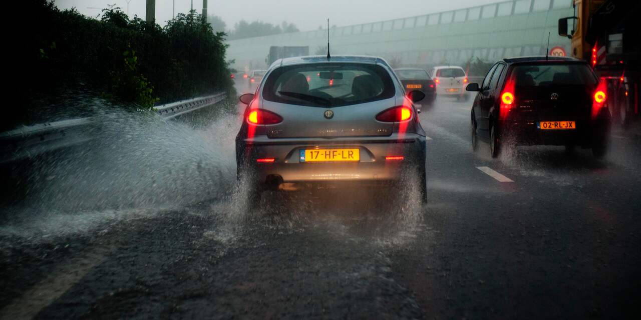 veel-verkeer-en-buien-leiden-tot-op-een-na-drukste-spits-van-het-jaar.jpg