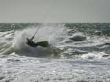 Kitesurfer raakt gewond op Maasvlakte