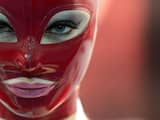 Donderdag 18 oktober: Een vrouw draagt een masker tijdens de internationale Venus-beurs voor Erotisch Entertainment en Lifestyle in Berlijn.