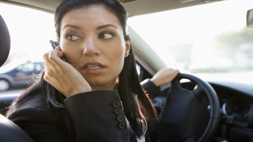 Bellen tijdens rijden mobiele telefoon handsfree
