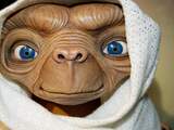 Zangeres Keet onthult maandag in Madame Tussaud's het wassen beeld van E.T., ter ere van de dertigste verjaardag van de film van Steven Spielberg.