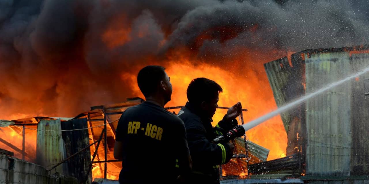 Filipijnse brandweer belaagd door krotbewoners