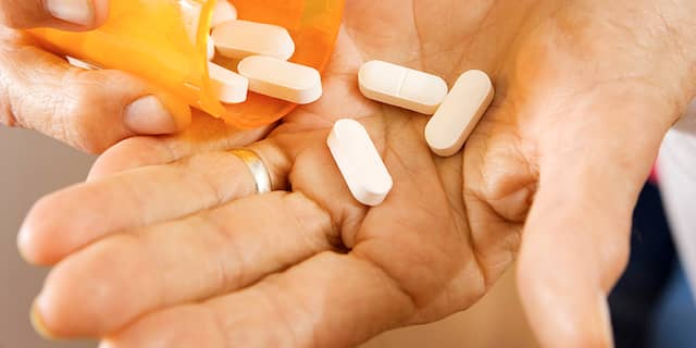 bejaard ouderen pillen medicijnen alzheimer dementie