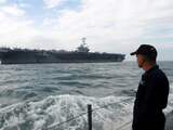 Woensdag 24 oktober: Filipijns marinepersoneel kijkt naar het nucleair aangedreven 'supervliegdekschip' USS George Washington. Het schip arriveerde woensdag in Manilla voor een kort bezoek dat tot doel heeft de relatie tussen de VS en de Filipijnen te verbeteren.