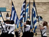 Zondag 28 oktober: Studenten dragen vlaggen langs het graf van de onbekende soldaat in Athene, Griekenland, ter nagedachtenis van de Griekse deelname aan de Tweede Wereldoorlog.