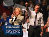 Voor Mitt Romney geldt dat een van zijn laatste bijeenkomsten plaatsvond in het Verizon Wireless Arena in Manchester, New Hampshire. Hij is daar samen met zijn vrouw: Ann Romney.