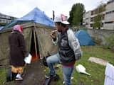 Een uitgeprocedeerde asielzoeker poetst zijn tanden bij het tentenkamp in Amsterdam Osdorp. De migranten eisen fatsoenlijke voorzieningen op het kamp. De asielzoekers willen of kunnen niet naar hun land van herkomst Somalie, Sudan of Ethiopie.