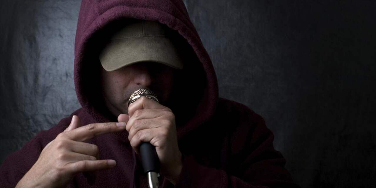 Rappers nemen nummer op en overvallen studio