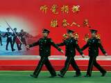 Maandag 12 november: Chinese militairen paraderen voor de Grote Hal van het Volk. Vorige week is in Peking het vijfjaarlijkse partijcongres van de Communistische Partij begonnen.