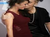 Ondanks de recente breuk met zijn vriendinnetje Selena Gomez, wist Justin Bieber zondag toch nog een date te strikken voor de uitreiking van de 40ste American Music Awards: zijn moeder Pattie Mallette. 