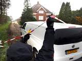 De omgeving van de boerderij van de vermeende verdachte in Oudwoude wordt door de politie afgeschermd. De toegangsweg naar de boerderij is maandagochtend door de politie in beide richtingen afgesloten.