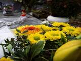 19 november: De 44-jarige Jasper S. is aangehouden in de moordzaak van Marianne Vaatstra. Op haar graf zijn verse bloemen gelegd.