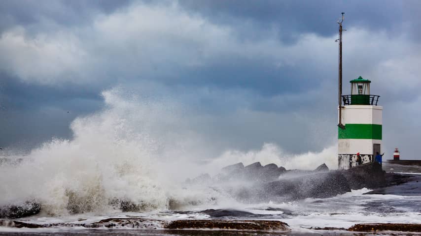 Storm op de IJmuidense pier
