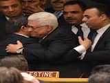 Abbas wordt omhelsd door Ahmet Davutoglu, de minister van Buitenlandse Zaken van Turkije. Palestina werd na stemming erkend als waarnemersstaat.