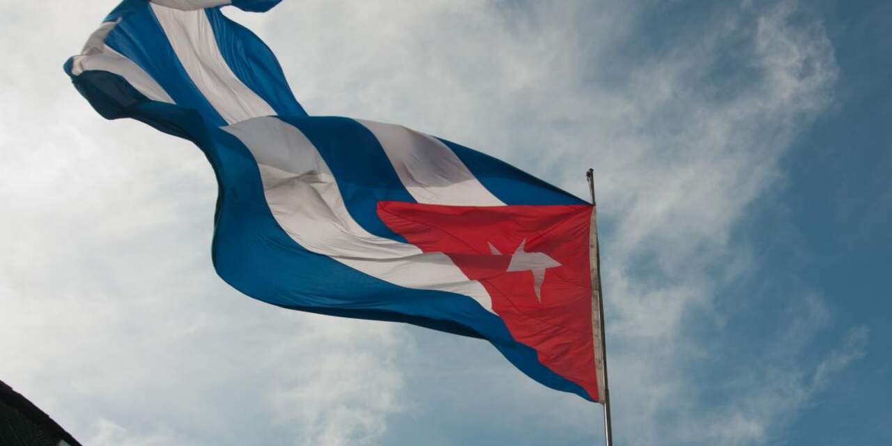 Cubanen in rij om te reizen