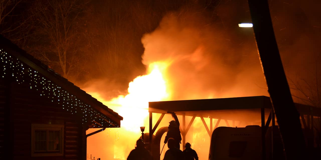 Hevige brand in woonwagenkamp Deventer