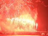 Het vuurwerk bij de Erasmusbrug tijdens de Rotterdamse jaarwisseling.