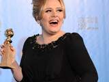 Adele, die werd verrast met het beeldje, droeg de Golden Globe op aan haar pasgeboren zoontje en haar vriend Simon.