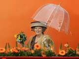 Koningin Beatrix van onder een paraplu in de regen tijdens haar bezoek zaterdag samen met leden van de koninklijke familie op koninginnedag aan Zeewolde. Daarna vertrekt het gezelschap naar Almere, 2006.
