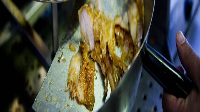 Duizenden kilo's niet eetbare shoarma in beslag genomen in Amsterdam