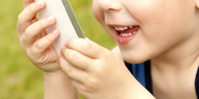 Kindje met mobieltje jongetje mobiele telefoon peuter kind